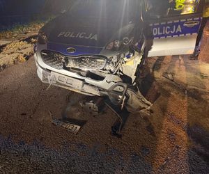 Zniszczone radiowozy po pościgu Wierzbna