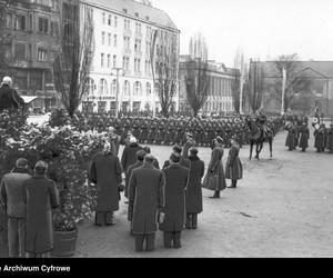 Tak kiedyś wyglądały uroczystości i manifestacje na placu Wolności w Poznaniu