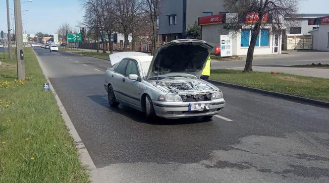 Policjanci z mazowieckiej drogówki uratowali mężczyznę z palącego się auta