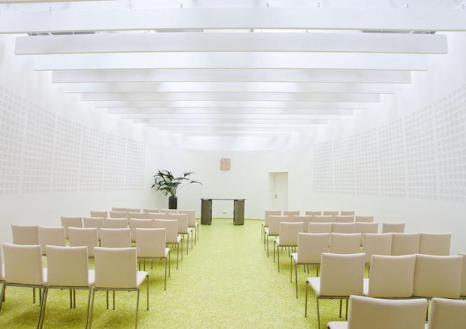 akustyczne płyty sufitowe w sali konferencyjnej