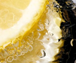 Przyspiesza metabolizm, wspomaga odchudzanie, ale też może zaszkodzić. Skutki uboczne picia wody z cytryną