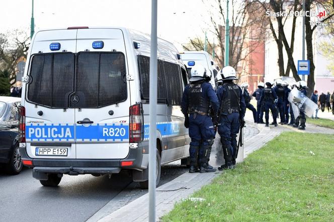 Zadyma pod stadionem GKS-u Tychy. Kibice odpalili race, zareagowała policja. Doszło do przepychanek [ZDJĘCIA, WIDEO]