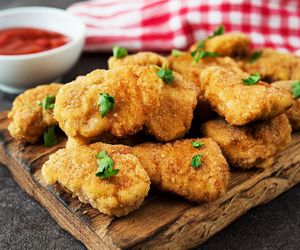 Zachwycające kawałki kurczaka z patelni. Robotę robi panierka z kilku składników 