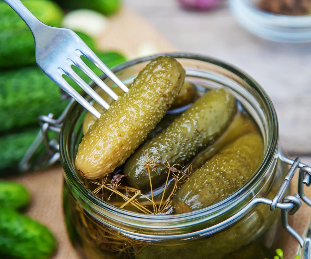 Masz nadciśnienie, więc nie możesz jeść ogórków kiszonych? Lekarze tłumaczą, jaka jest prawda