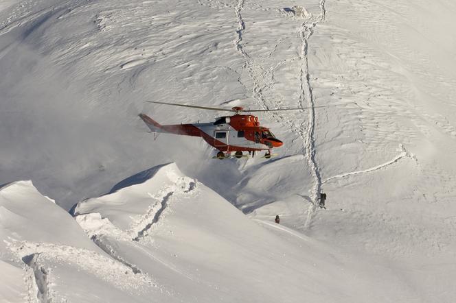 Helikopter pogotowia ratunkowego nad  Świnicką Przełęczą w Tatrach