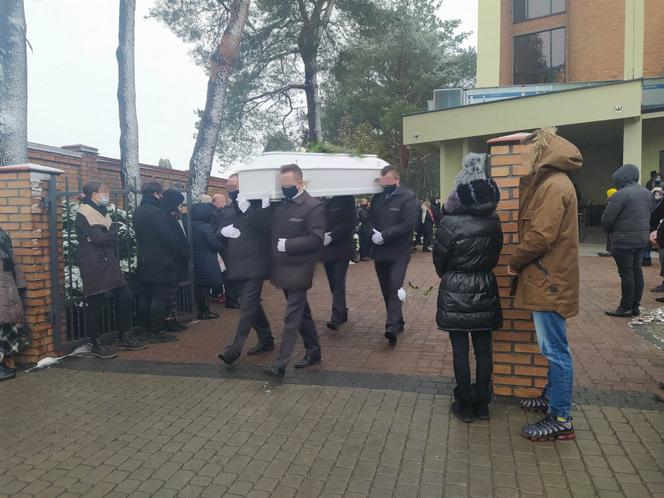 Morze łez na pogrzebie Ani
