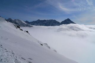 Bardzo trudne warunki w Tatrach. Szlaki zasypane, obowiązuje zagrożenie lawinowe
