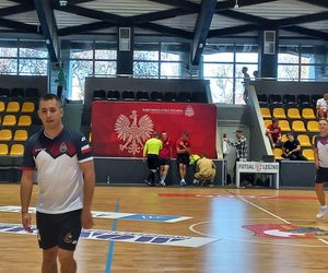 Na co dzień ratują, a dziś grają. Strażacka rywalizacja na parkiecie w Lesznie