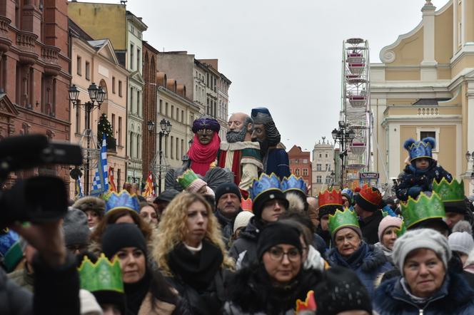 Orszak Trzech Króli 2023 w Toruniu. Efektowne figury, piękne kolory i aktywiści o dramacie uchodźców