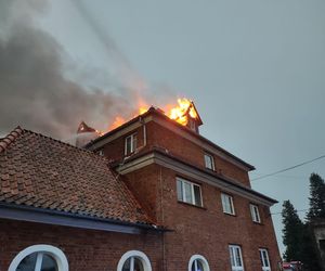 Pożar klasztoru redemptorystów w Braniewie! Na miejscu 10 zastępów straży pożarnej [ZDJĘCIA]