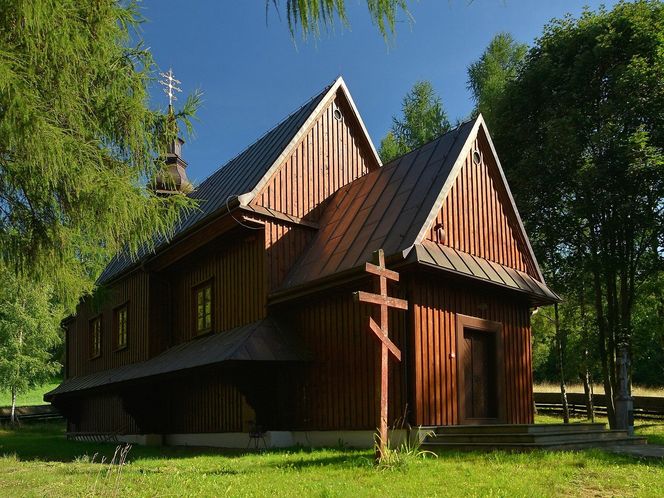 To jedna z najciekawszych wsi w Małopolsce. Kiedyś rozdzielono ją na dwie połowy