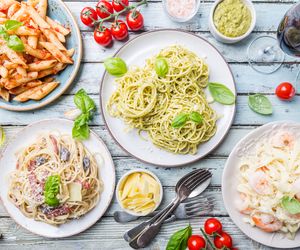 Głodni? Mamy 20 fajnych przepisów na tanie i pożywne dania z makaronem