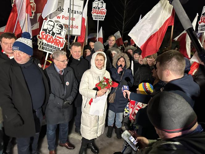 Żona Macieja Wąsika czeka na męża pod więzieniem