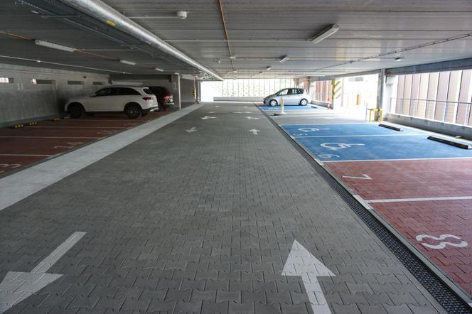 Wielopoziomowy parking na ul. Grunwaldzkiej już działa. Pomieści aż 570 aut [ZDJĘCIA]