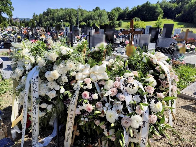Pogrzeb Justyny i Zbigniewa. Ich groby utonęły w białych kwiatach