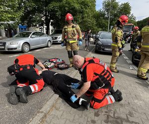 Motocyklista zderzył się z oplem i huknął w forda. Poważny wypadek na Pradze-Północ