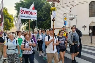 „Niezbędne są sprawdzone buty, dużo wody i pozytywne nastawienie”. Lubelscy pielgrzymi ruszyli do Wąwolnicy