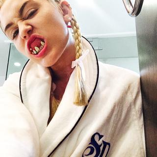 Miley Cyrus chwali się nową fryzurą i dziwnym tatuażem!