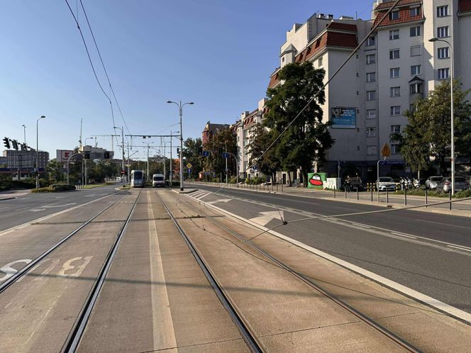 Poważne utrudnienia we Wrocławiu. Koparka zerwała sieć trakcyjną na Szczepinie 