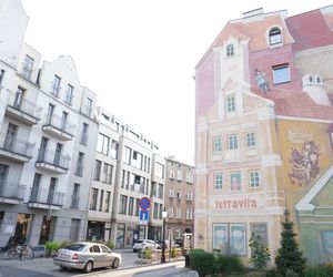 To najsłynniejszy mural w Poznaniu. Jest wizytówką zabytkowej dzielnicy