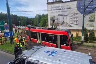 W Katowicach wykoleił się tramwaj. Kilkanaście osób jest rannych