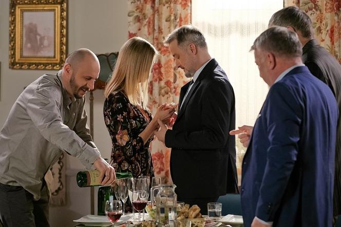 Pierwsza miłość, odcinek 3417: Ewelina (Magdalena Górska), Bartek (Rafał Kwietniewski), Śmiałek (Paweł Okoński), Roman (Lech Dyblik)