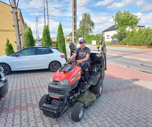 Strażak z Pabianic pognał do pożaru kosiarką