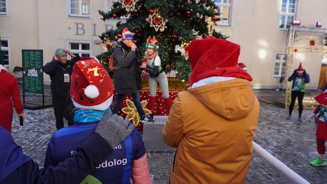 Bieg Mikołajów w Olsztynie. Około 400 osób pobiegło w charytatywnym celu [ZDJĘCIA]