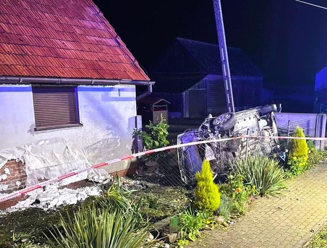 19-latek wypadł z drogi i uderzył w dom. Golf w strzępach, to cud że żyją!