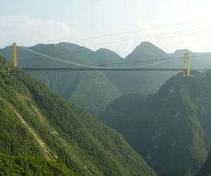 Najwyższy most na świecie (2013). Most Siduhe, Chiny, ukoczony w 2009 roku przekracza dolinę o głębokości 496 metrów