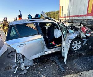 Wstrząsający wypadek pod Żyrardowem. Skoda zmiażdżona między dwoma tirami