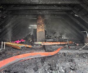 W Wigilię spłonął im dom, stracili wszystko. Monika i Mariusz potrzebują pomocy! Zostaliśmy z tym, co mamy na sobie