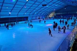 Lodowisko w Suchym Dworze organizuje ICE PARTY. Wpadliśmy zobaczyć, czy warto 