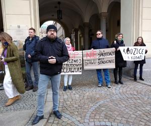 Wraca temat sprzedaży działki przy stadionie Tarczyński Arena. Ekolodzy protestują [ZDJĘCIA]