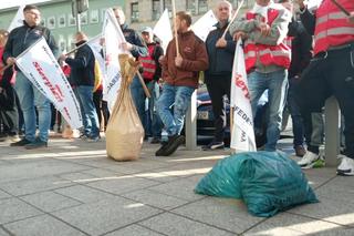Górnicy protestowali w Warszawie pod siedzibą PGE. Wystawiono świńskie łby