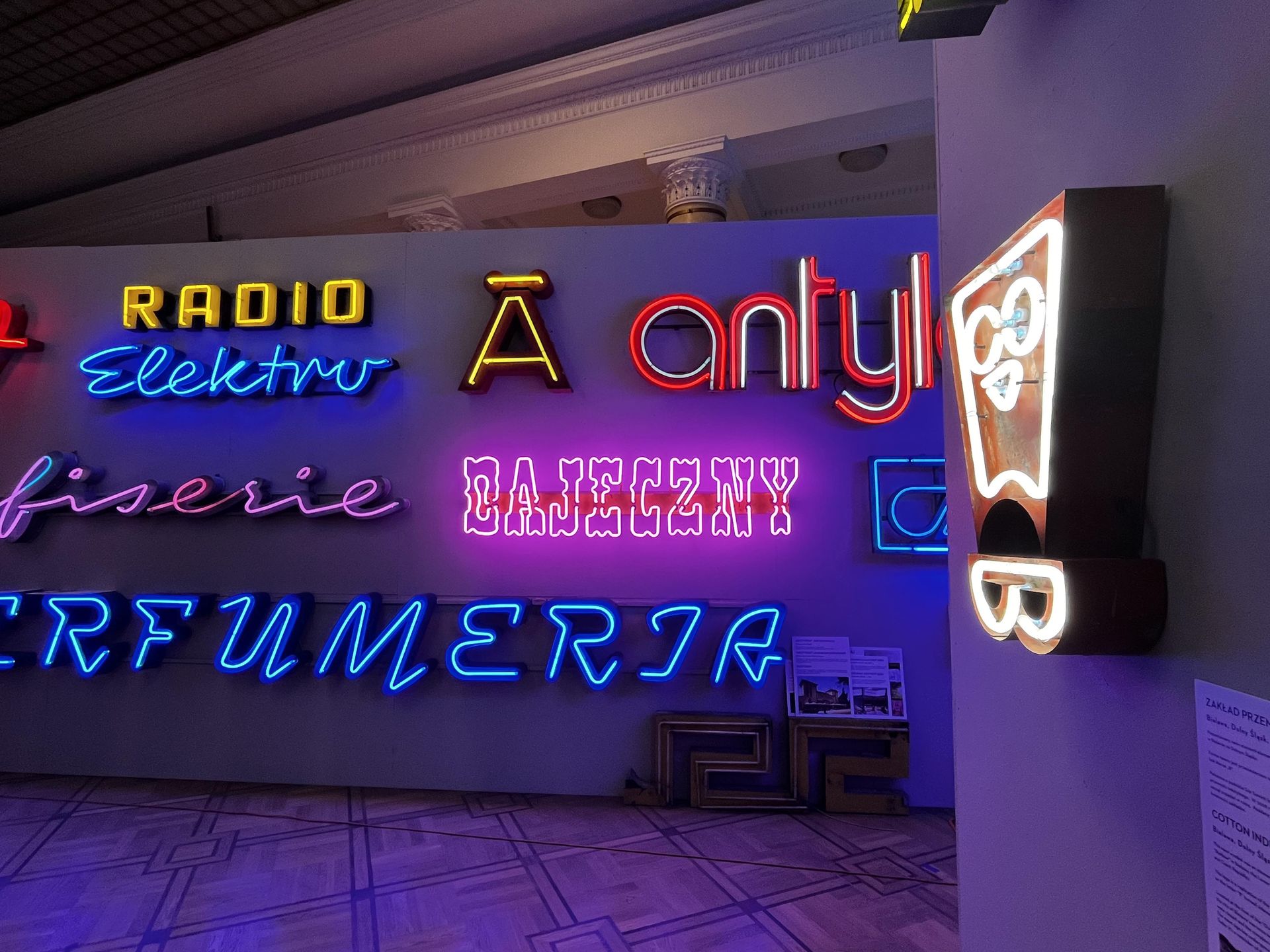 Muzeum Neonów w Pałacu Kultury i Nauki