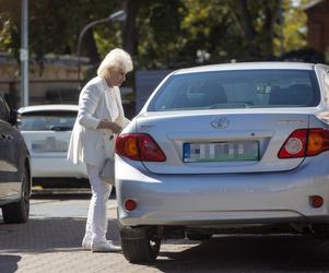 Krystyna Loska jeździ autem