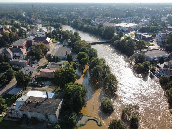 Rzeka Bóbr wdarła się na ulice Żagania