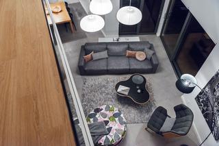 Modernistyczna aranżacja wnętrza: domu z antresolą