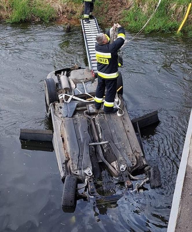 Pijany kierowca przebił barierki i spadł z mostu do rzeki