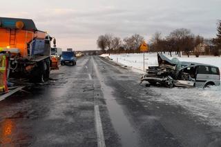 Tragedia na drodze w woj. lubelskim. Samochód osobowy zderzył się z pługopiaskarką. Jedna osoba nie żyje