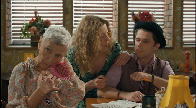 Barwy szczęścia, odcinek 3180. Krystyna (Hanna Bieluszko), Żabcia (Hanna Klepacka), Broda (Andrzej Popiel)