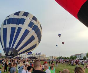 Fiesta Balonowa w Białymstoku. Całe rodziny oglądały start balonów z łąki przed galerią handlową [ZDJĘCIA, WIDEO]