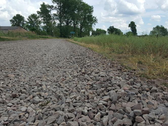 Dyskusyjna poprawa drogi do schroniska w Henrykowie