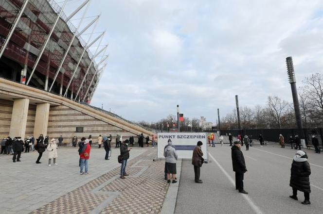 Gigantyczne kolejki do szczepień przed stadionem Narodowy,m. Co tam się działo? 