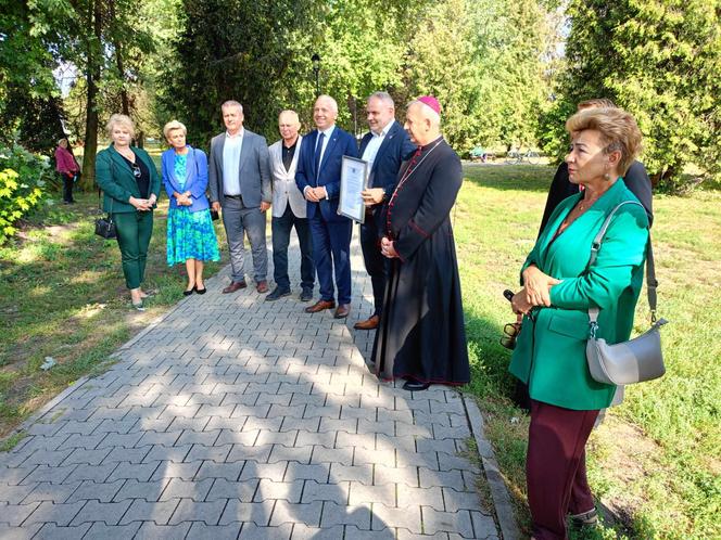 Trzy młode buki purpurowe na Skwerze Leśników Polskich wspólnie zasadzili pracownicy Nadleśnictwa Siedlce i Lasów Państwowych, władze miasta Siedlce i radni.