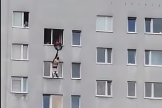 O włos od tragedii w Krakowie. Mężczyzna chciał skoczyć z okna [PRZERAŻAJĄCE WIDEO]