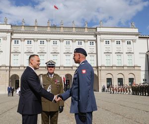 Uroczyste wejście Pary Prezydenckiej do Pałacu Prezydenckiego. Przemarsz ulicami Warszawy