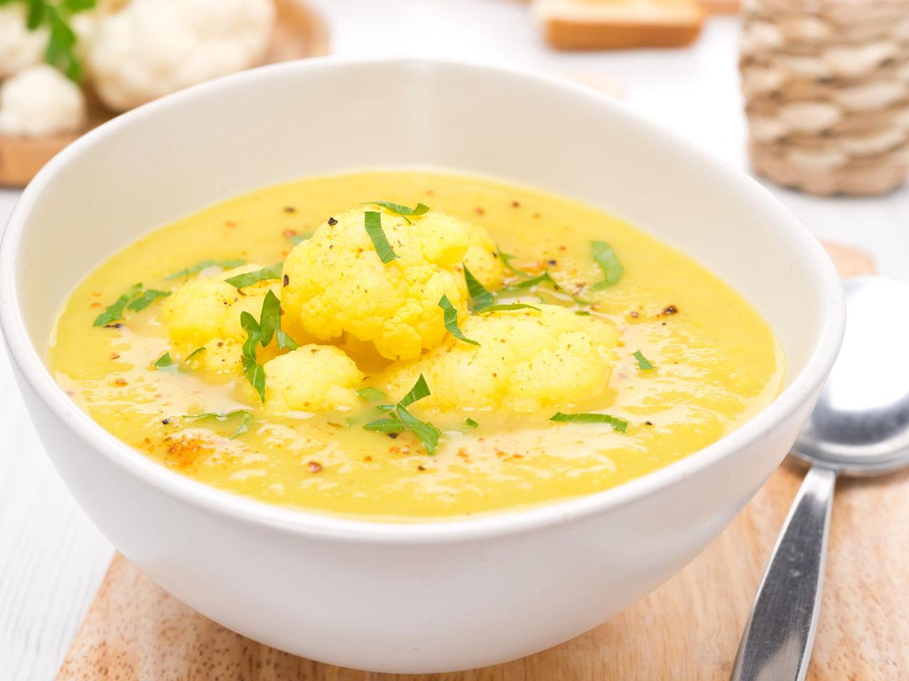 Zupa kalafiorowa w azjatyckim stylu - z curry i groszkiem cukrowym