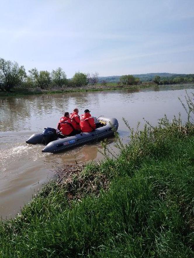 Zaginął 48-latek. Policjanci, strażacy i żołnierze sprawdzają brzeg rzeki